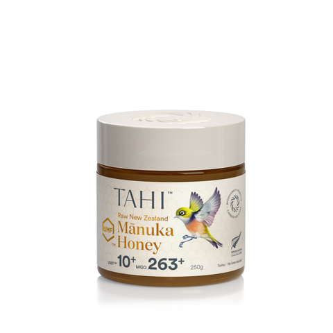 tahi lalat di dada wanita muda dengan pencahayaan alami